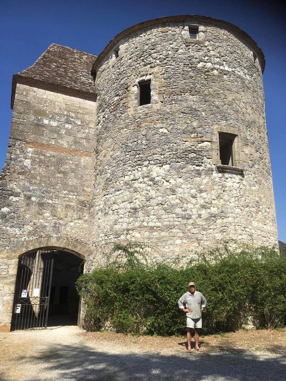 Voor de toren van Michel de Montaigne (foto Heleen Verleur)